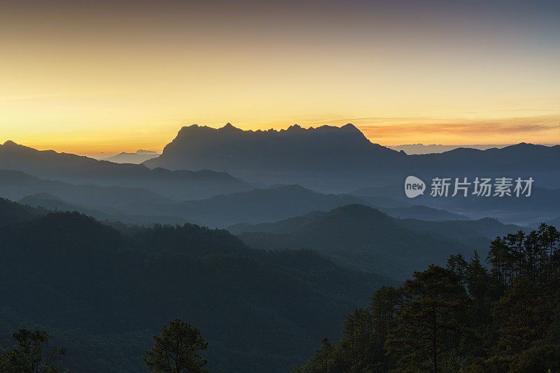 在泰国清迈省的Doi Luang Chiang Dao日出时的美丽景色。